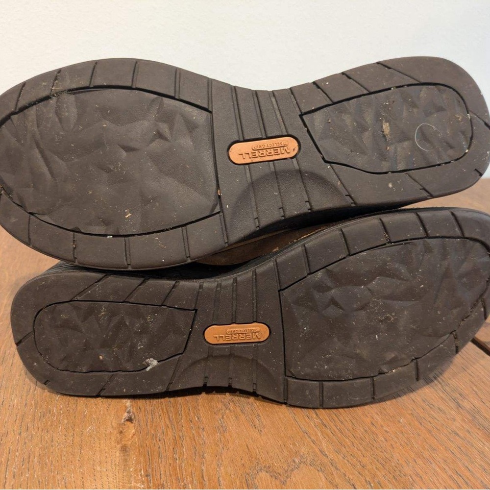 Gently used Merrell Tracy zip up boots. Brown suade.